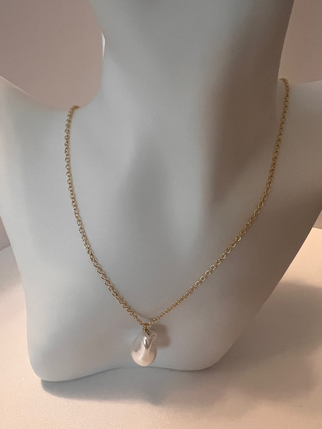 Classic and Simple Pearl Necklace