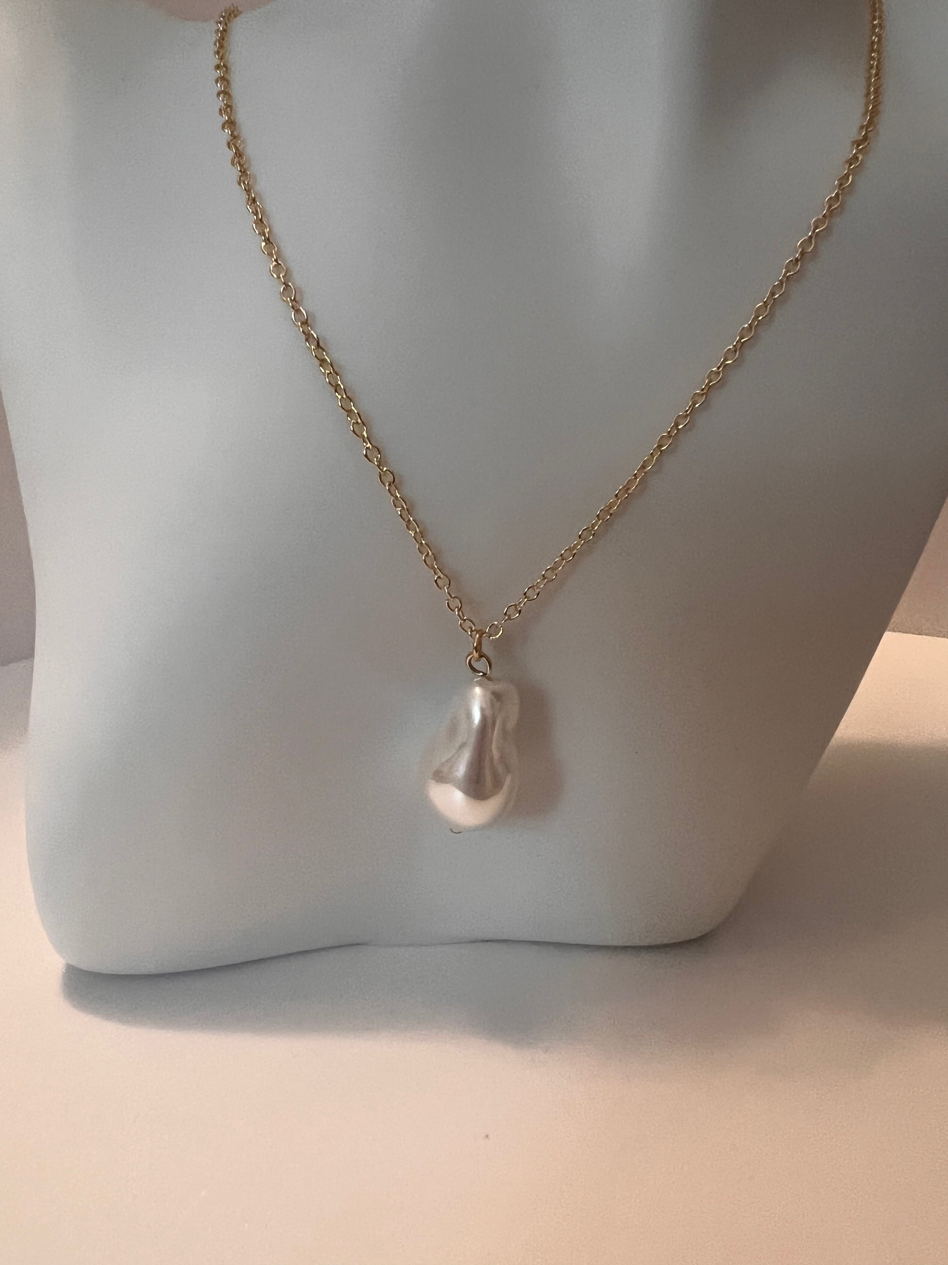 Classic and Simple Pearl Necklace
